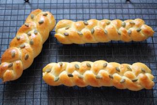 出炉马上放在晾架上放至手温后密封保存。