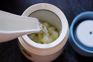 再倒入最少是100度的热水300克。