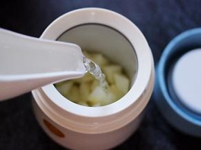 再倒入最少是100度的热水300克。