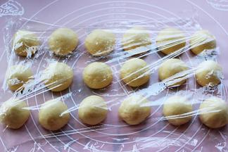 盖上保鲜膜松弛20分钟。