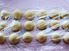 盖上保鲜膜松弛20分钟。