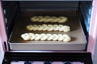 烤箱启动发酵功能，设置38度，时间50分钟。