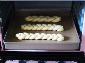 烤箱启动发酵功能，设置38度，时间50分钟。