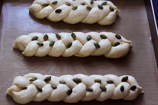 再撒上南瓜仁点缀。