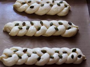 再撒上南瓜仁点缀。