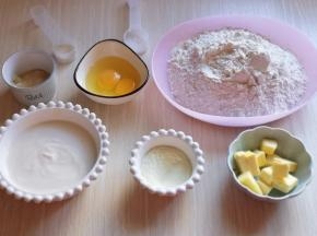 准备面团食材并称重。