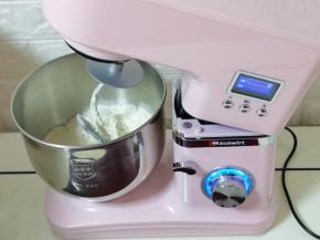 将厨师面桶放入机器中，卡槽要卡住！