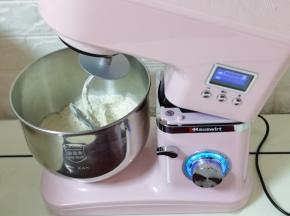 将厨师面桶放入机器中，卡槽要卡住！