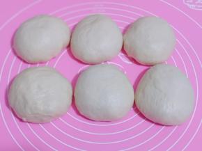 发酵好的面团分成6等份。，盖上保鲜膜松弛20分钟。