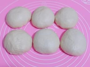 发酵好的面团分成6等份。，盖上保鲜膜松弛20分钟。