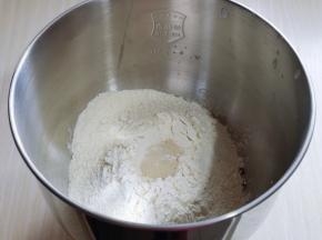 将除黄油外的食材放入海氏厨师机面桶中。