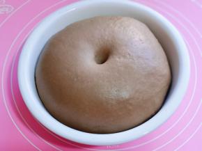 发酵至原来两倍大！可以用手指摁一下，不回弹，不塌陷即可！