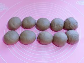 将面团取出排气，分割10等份，盖上保鲜膜醒15分钟！