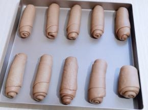 依次做好，放入烤盘中，并间隔距离，如图。（如果不是不粘烤盘，需要垫一张油纸）