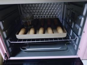 放入烤箱中进行二次发酵，在烤盘中间放一杯开水，保持面团湿度！