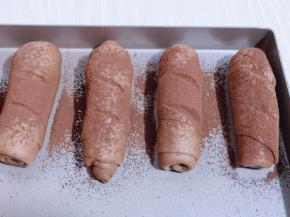 发酵好的面包胚是原来两倍大，筛上可可粉！