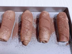 发酵好的面包胚是原来两倍大，筛上可可粉！