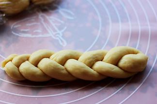 这是编好的三股辫子。