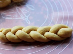 这是编好的三股辫子。