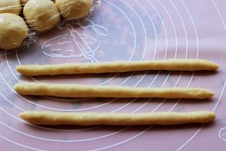 把面团取3小份，分别搓成长条形。