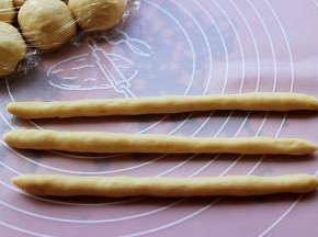 把面团取3小份，分别搓成长条形。