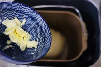 和面程序结束后检查面团，有厚膜后加入黄油，继续一个和面程序。