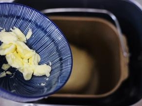 和面程序结束后检查面团，有厚膜后加入黄油，继续一个和面程序。
