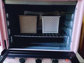 放入烤箱进行发酵，放入一杯开水，保持面包胚的湿度！