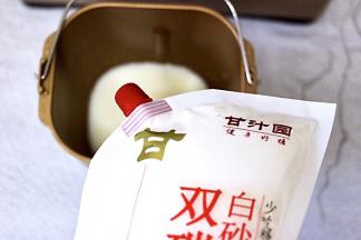 先把牛奶倒入面包桶中，加入甘汁园白砂糖，最近烘培用的都是这个双碳白砂糖，听说是无硫的比较健康，烘培用也不容易变色，好溶解。