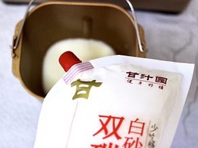 先把牛奶倒入面包桶中，加入甘汁园白砂糖，最近烘培用的都是这个双碳白砂糖，听说是无硫的比较健康，烘培用也不容易变色，好溶解。