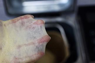 然后切一小块面团慢慢抻开，看到手套膜已经很薄，到了扩展阶段，面团已经揉到位了。