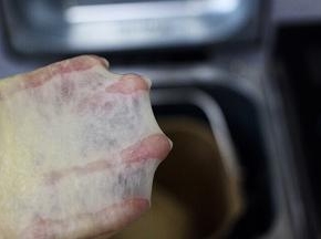 然后切一小块面团慢慢抻开，看到手套膜已经很薄，到了扩展阶段，面团已经揉到位了。