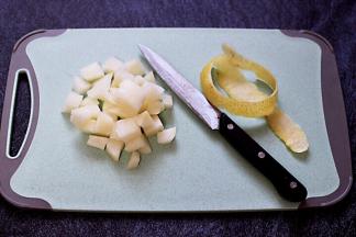 雪梨洗净后用刀去皮后切成小块备用。