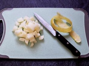 雪梨洗净后用刀去皮后切成小块备用。