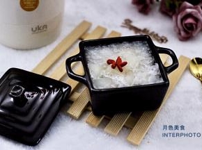 把焖好的银耳雪梨羹倒入碗里、就可以慢慢享用了。