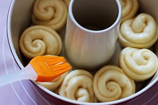 发酵至原来的1.5倍大小时取出烤盘，刷上蛋液。