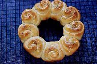 出炉马上放在晾架上放至手温后密封保存。