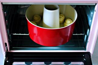 入烤箱二次发酵，天冷的话可以放一碗热水，二次发酵时间约为30分钟。
