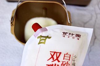 先把牛奶倒入面包桶中，加入食用盐，再加入最近烘培都在用的这个双碳白砂糖，听说是无硫的比较健康，烘培用也不容易变色，好溶解。白砂糖。（注意糖与盐对角放哟）
