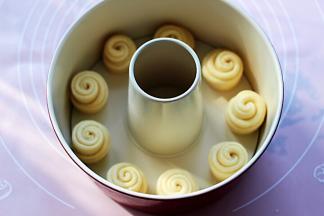 依次做好所有的面团后放入模具里。