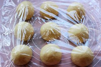 盖上保鲜膜后静置20分钟。
