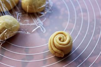 把对折的面皮从头到尾卷起来，自然形成了一个玫瑰花的状态。