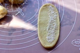 在面皮上的一边加入适量的椰蓉。