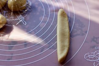 然后把面皮对折一下。