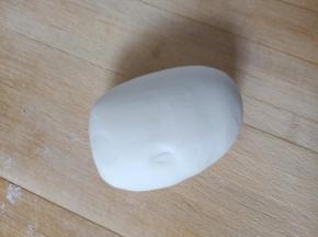 将主材料混合 揉成光滑的面团