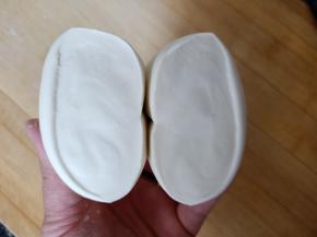 面团一定要揉透，揉好的面团切开后切面很光滑没有气孔