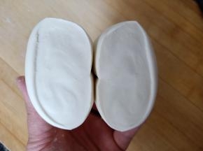 面团一定要揉透，揉好的面团切开后切面很光滑没有气孔