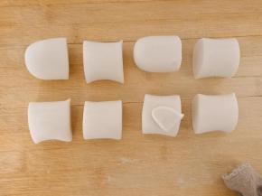 将面团分别分成28克左右的小面团，剩下的备用