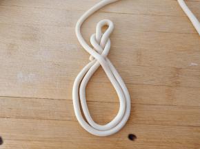 如图，绕过来之后再从后面绕出来