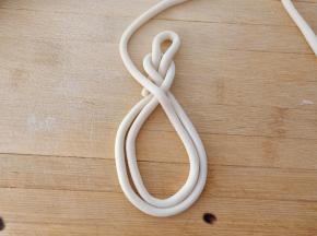 如图，绕过来之后再从后面绕出来